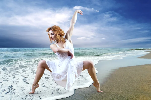 Bailarina posando en la playa —  Fotos de Stock