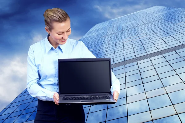 Szczęście kobieta z laptopa na rozmycie biznes ln — Zdjęcie stockowe
