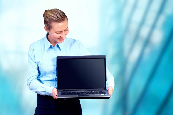 Lycka affärskvinna med laptop på blur business arkite — Stockfoto