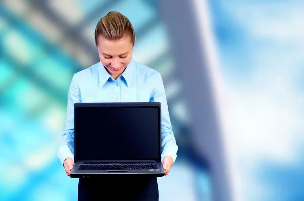 Mutluluk işkadını üstünde laptop ile bulanıklık iş architectur — Stok fotoğraf