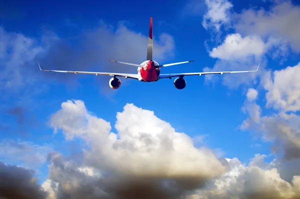 Flugzeug am Himmel mit Wolken — Stockfoto