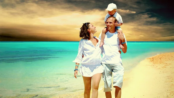 Вид счастливой молодой семьи, веселящейся на пляже — стоковое фото
