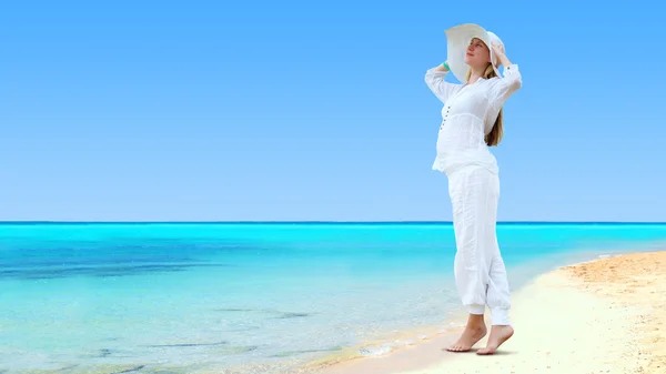 Jóvenes mujeres hermosas en el blanco en la soleada playa tropical —  Fotos de Stock