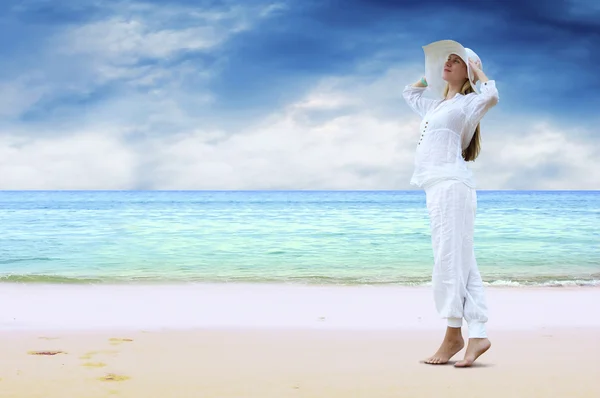 Giovani belle donne in bianco sulla spiaggia — Foto Stock