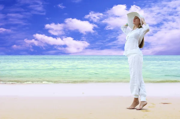 年轻漂亮的女性在海滩上白色 — 图库照片