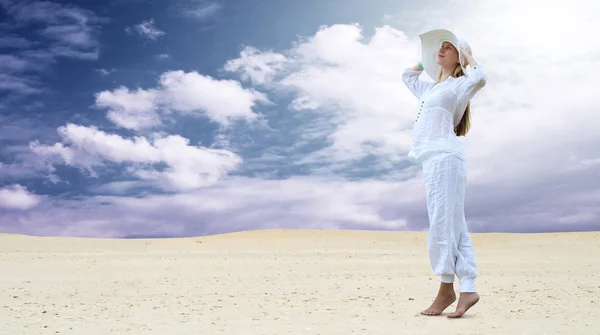 Όμορφες κοπέλες στο λευκό, στιγμές χαλάρωσης στο ηλιόλουστη έρημο — Φωτογραφία Αρχείου