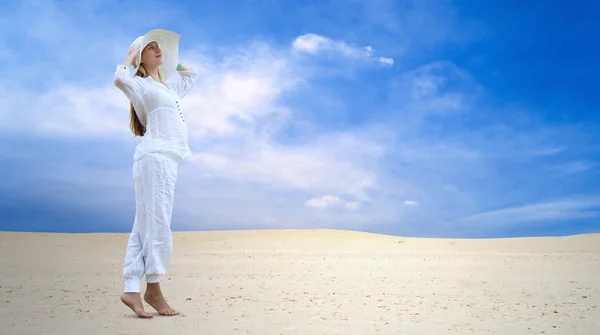 年轻漂亮的女性在阳光沙漠的白色，放松 — 图库照片