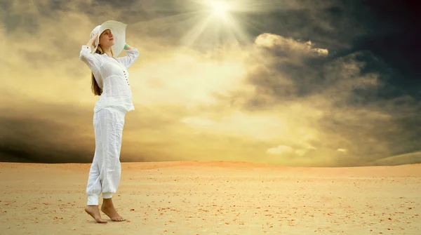 Young beautiful women in white, relaxation at sunny desert — Stock Photo, Image
