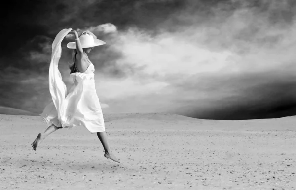 Junge schöne Frauen in Weiß, Entspannung in der sonnigen Wüste — Stockfoto