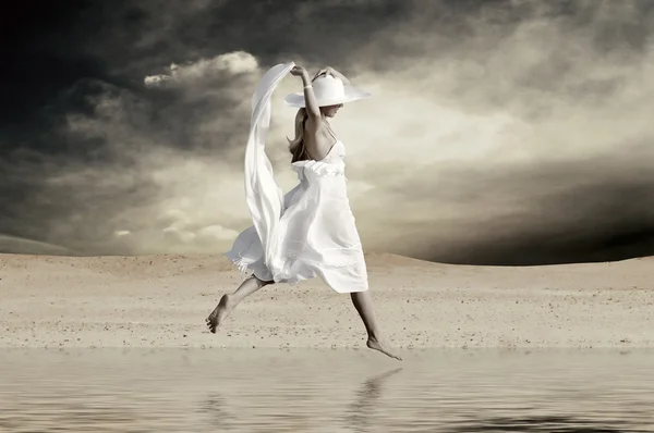 Beyaz, genç güzel kadın güneşli çöl suya atla — Stok fotoğraf