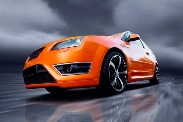 Belo carro esporte laranja na estrada — Fotografia de Stock