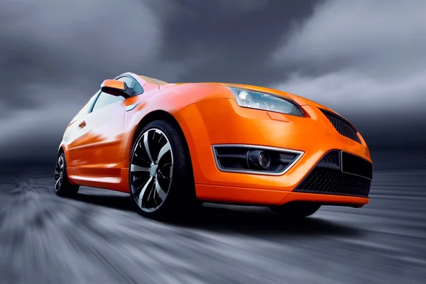 道路上の美しいオレンジ色のスポーツ車 — ストック写真