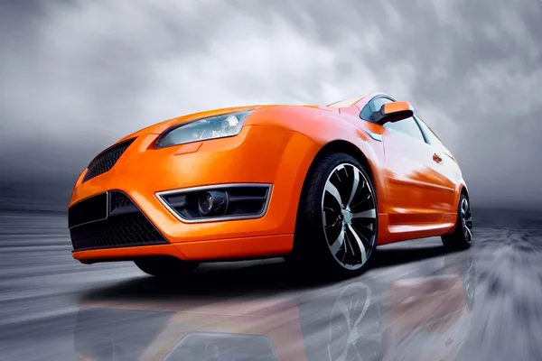 Mooi oranje sport auto op weg — Stockfoto