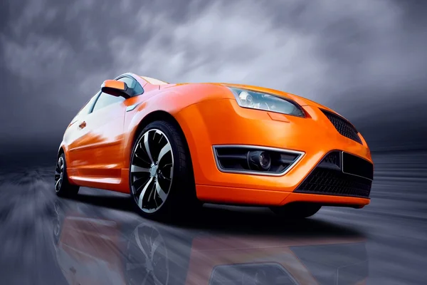 Krásné oranžové sportovní auto na silnici — Stock fotografie