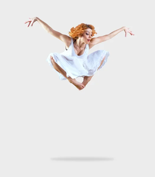 Vrouw danser sprong die zich voordeed op achtergrond — Stockfoto