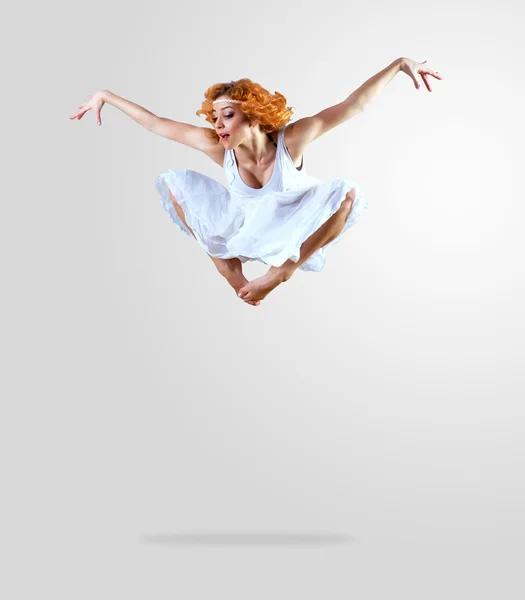 Γυναίκα χορεύτρια άλμα θέτουν σε φόντο — Φωτογραφία Αρχείου