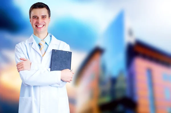 Uśmiechający się lekarz z stetoskop na szpitale backgro — Zdjęcie stockowe