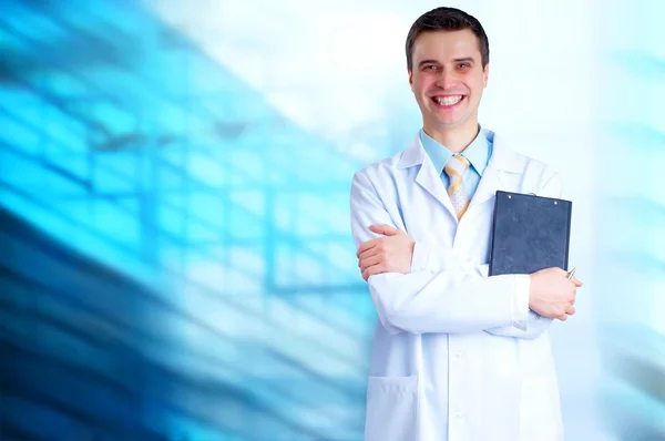 Medico sorridente con stetoscopio sul retro degli ospedali — Foto Stock