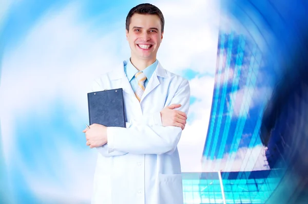 Médico sonriente con estetoscopio en los hospitales backgro —  Fotos de Stock