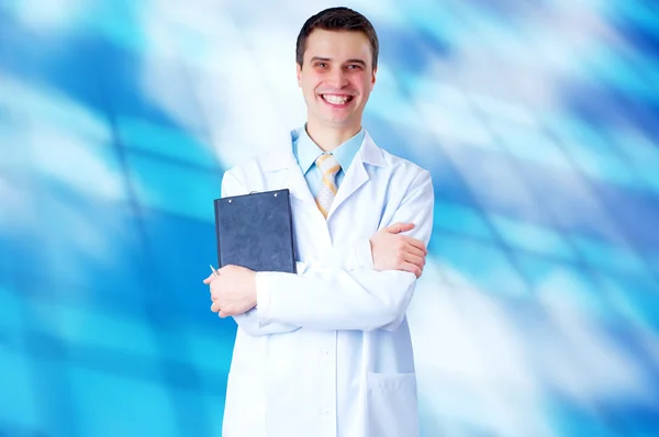 Médecin souriant avec stéthoscope sur le dos des hôpitaux — Photo