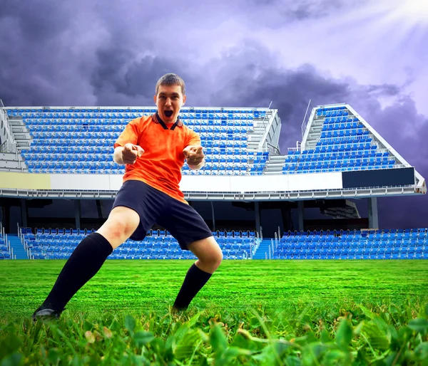 Geluk football speler na doel op het gebied van stadion und — Stockfoto