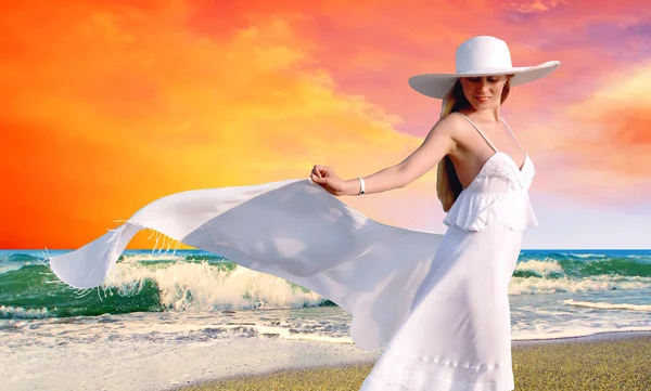 Молодые красивые женщины в белом с парео на солнечном тропи — стоковое фото