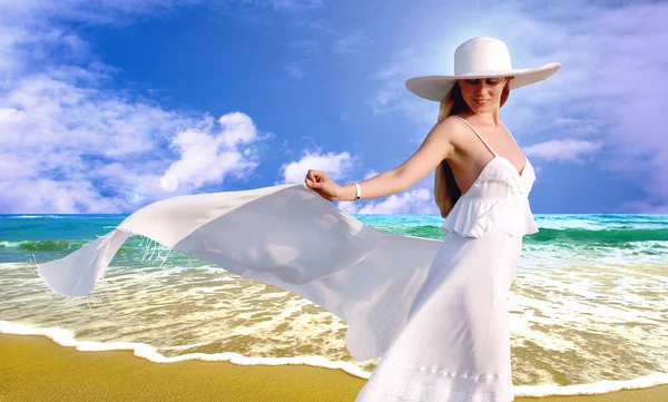 Jonge mooie vrouwen in het wit met pareo op de zonnige tropi — Stockfoto