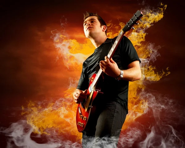周围火火焰电吉他摇滚吉他弹奏者玩 — 图库照片