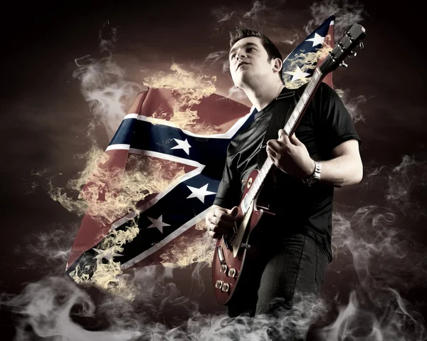 Рок-гітарист грає на електрогітарі навколо полум'я вогню — стокове фото
