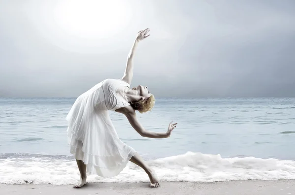 Sahilde poz kadın dansçı — Stok fotoğraf