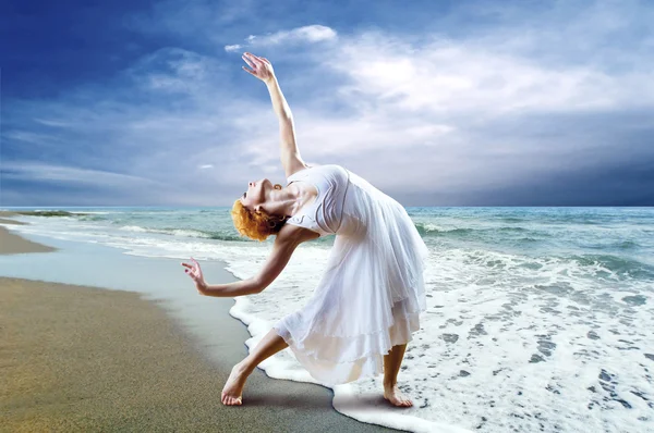 Kvinna dansare poserar på stranden — Stockfoto