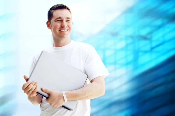 Молодий щасливий чоловік або студент з ноутбуком і телефоном в бізнесі — стокове фото