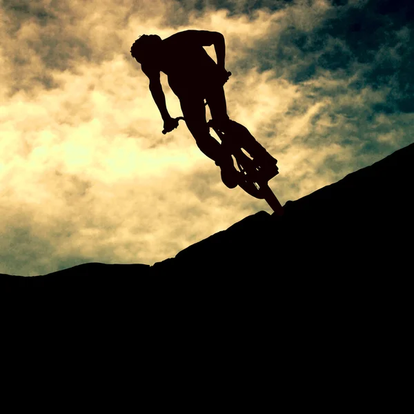 Muontain-자전거, 일몰에 대 한 남자의 실루엣 — 스톡 사진