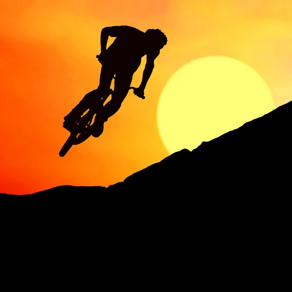 Muontain バイク、日没の男のシルエット — ストック写真