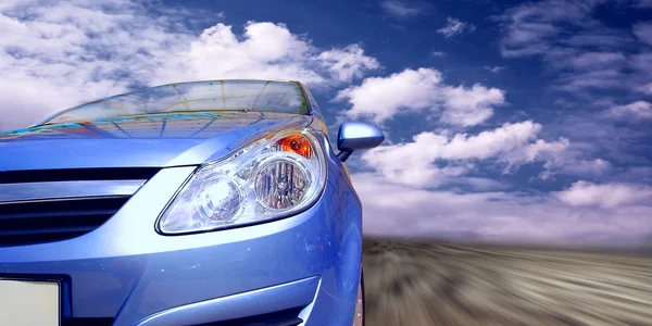 Piękne sportowe niebieski samochód na drodze — Zdjęcie stockowe