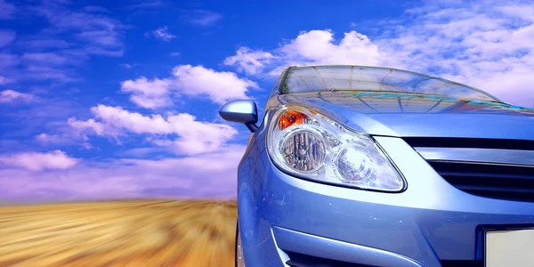 Красивий синій спортивний автомобіль на дорозі — стокове фото