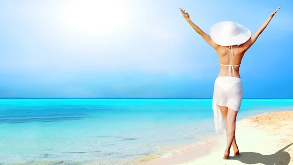 年轻漂亮的女性，在阳光明媚的热带海滩上白色 — 图库照片
