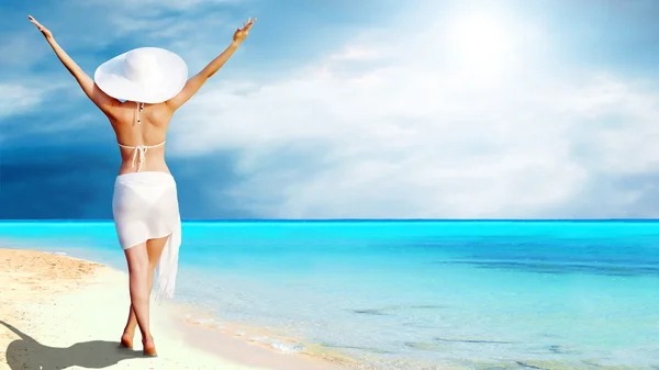 Молоді красиві жінки в білому на сонячному тропічному пляжі — стокове фото