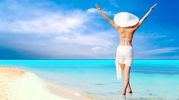 日当たりの良い熱帯のビーチで白の若い美しい女性 — ストック写真