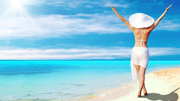 Jovens mulheres bonitas no branco na praia tropical ensolarada — Fotografia de Stock