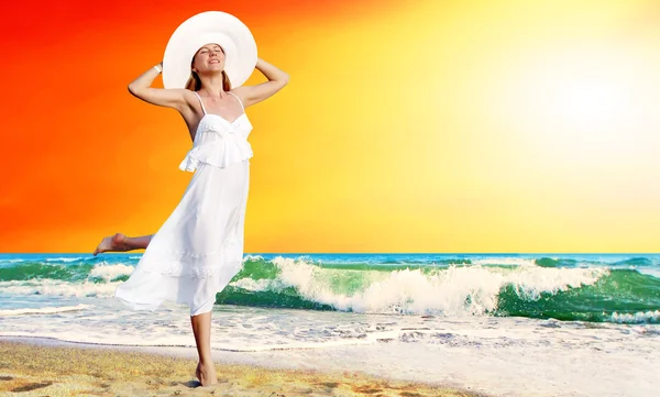 Pareo güneşli önemli üzerinde beyazla genç güzel kadın — Stok fotoğraf