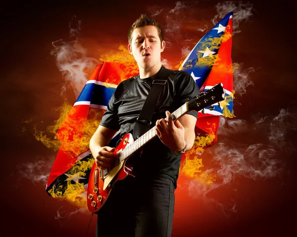 화재 불길 주위 일렉트릭 기타에 록 기타리스트 플레이 — 스톡 사진