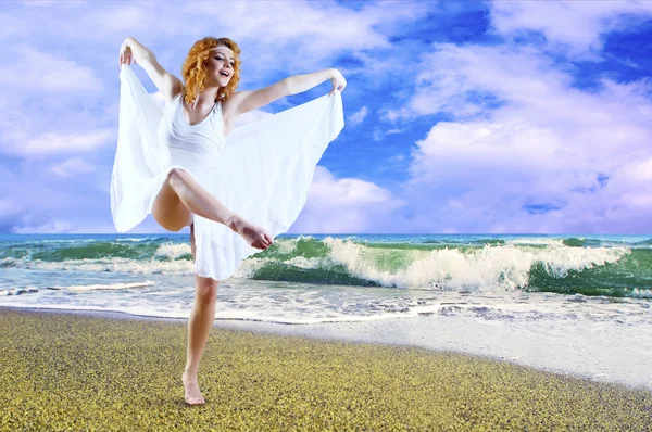 Kvinna dansare poserar på stranden — Stockfoto