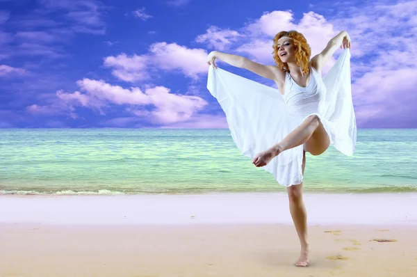 Mulher dançarina posando na praia — Fotografia de Stock