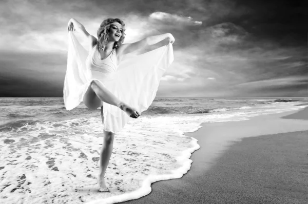 摆在海滩上的女舞者 — 图库照片