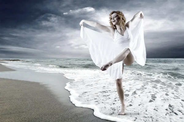 ビーチでポーズ女性ダンサー — ストック写真