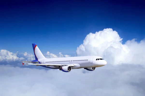 雲と空に飛ぶ航空機 — ストック写真