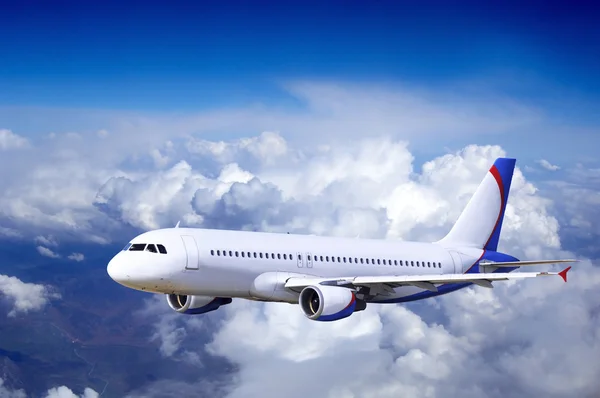 Repülőgép repülni az égen a felhők — Stock Fotó