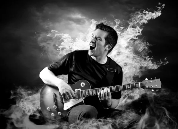 Rock chitarrista suonare la chitarra elettrica intorno fuoco fiamme — Foto Stock
