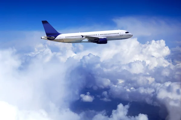 Αεροπλάνο στο fly για τον ουρανό με τα σύννεφα — Φωτογραφία Αρχείου